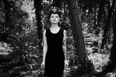 zarif headdress açık havada poz içinde muhteşem genç kadının siyah beyaz fotoğraf 