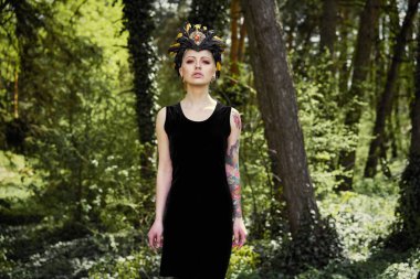 Zarif headdress açık havada poz içinde muhteşem bir genç kadın 