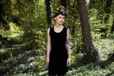 Zarif headdress açık havada poz içinde muhteşem bir genç kadın 