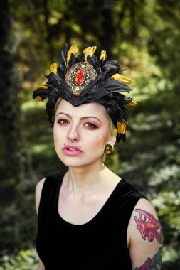 Zarif headdress açık havada poz içinde muhteşem bir genç kadın 