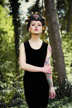 Zarif headdress açık havada poz içinde muhteşem bir genç kadın 