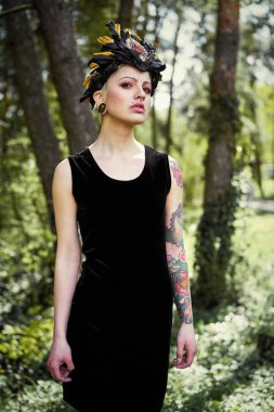 Zarif headdress açık havada poz içinde muhteşem bir genç kadın 