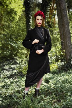 Zarif headdress açık havada poz içinde muhteşem bir genç kadın 