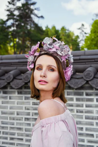 Hinreißende Junge Frau Eleganter Kopfbedeckung Posiert Freien — Stockfoto