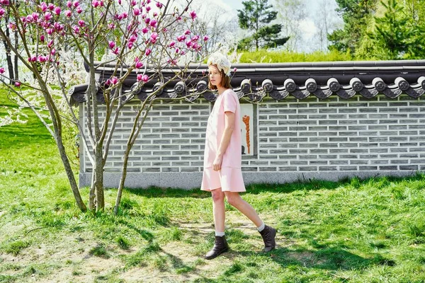 Zarif headdress açık havada poz içinde muhteşem bir genç kadın 