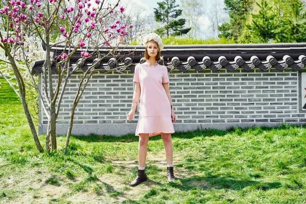 Zarif headdress açık havada poz içinde muhteşem bir genç kadın 