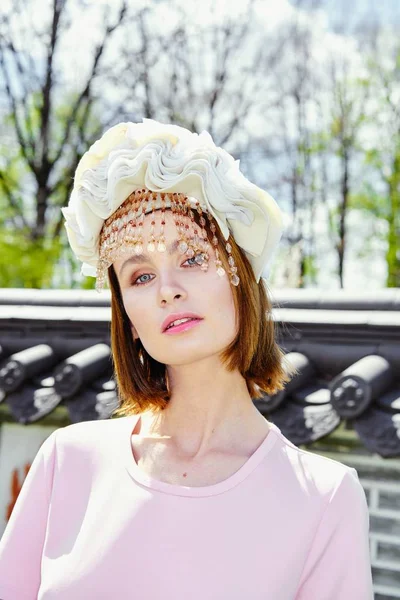 Zarif headdress açık havada poz içinde muhteşem bir genç kadın 