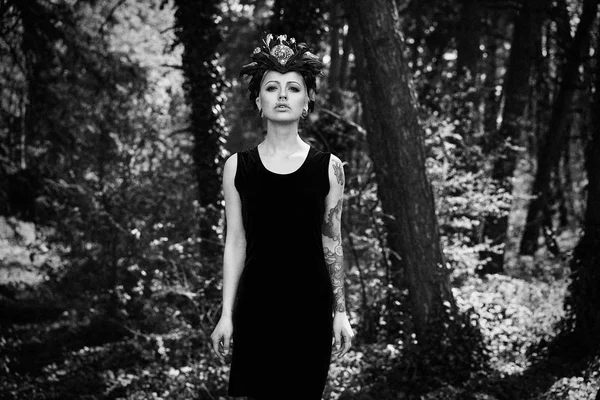 zarif headdress açık havada poz içinde muhteşem genç kadının siyah beyaz fotoğraf 