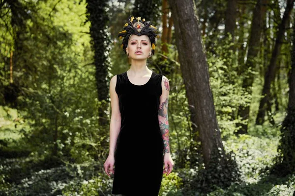 Zarif headdress açık havada poz içinde muhteşem bir genç kadın 