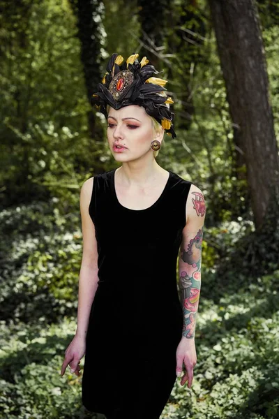 Zarif headdress açık havada poz içinde muhteşem bir genç kadın 