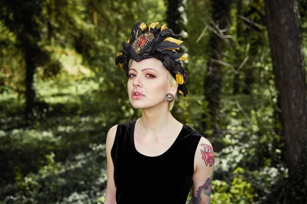 Gorgeous Young Woman Elegant Headdress Posing Outdoors — Stock Photo, Image
