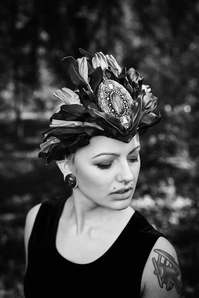 Black White Photo Gorgeous Young Woman Elegant Headdress Posing Outdoors — Stock Photo, Image