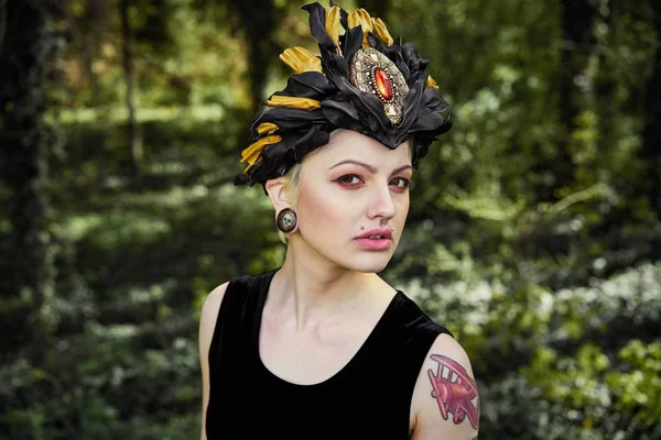 Zarif headdress açık havada poz içinde muhteşem bir genç kadın 