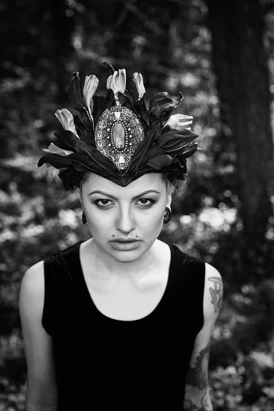 Photo Noir Blanc Magnifique Jeune Femme Dans Une Coiffure Élégante — Photo