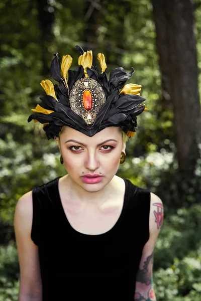 Zarif headdress açık havada poz içinde muhteşem bir genç kadın 