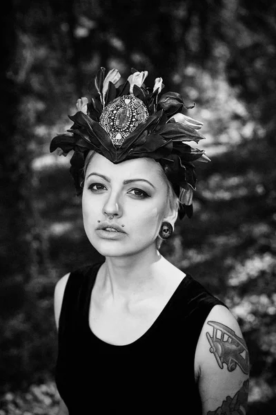 zarif headdress açık havada poz içinde muhteşem genç kadının siyah beyaz fotoğraf 