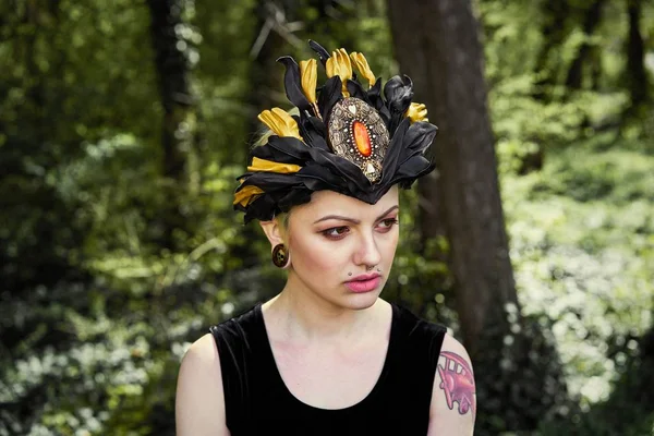 Zarif headdress açık havada poz içinde muhteşem bir genç kadın 