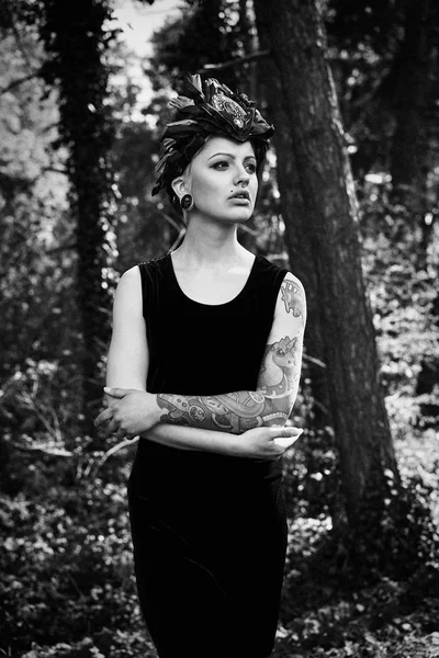 zarif headdress açık havada poz içinde muhteşem genç kadının siyah beyaz fotoğraf 