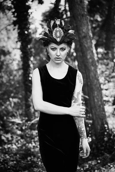 zarif headdress açık havada poz içinde muhteşem genç kadının siyah beyaz fotoğraf 