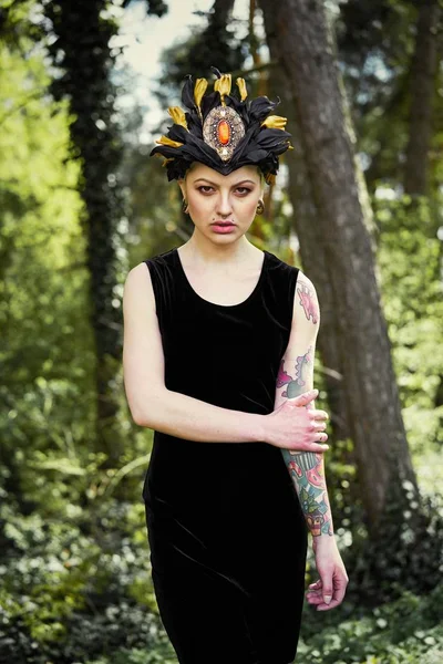 Hinreißende Junge Frau Eleganter Kopfbedeckung Posiert Freien — Stockfoto