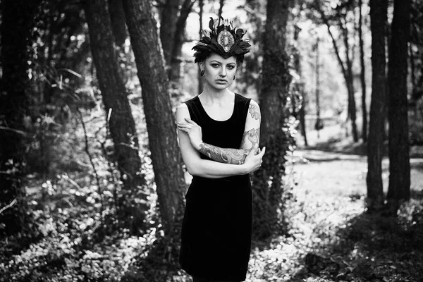 zarif headdress açık havada poz içinde muhteşem genç kadının siyah beyaz fotoğraf 