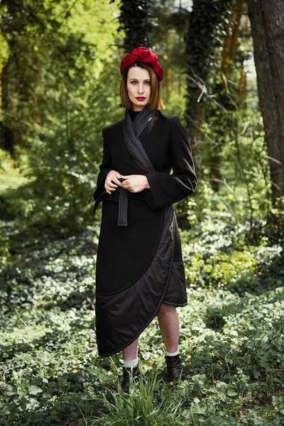 Zarif headdress açık havada poz içinde muhteşem bir genç kadın 