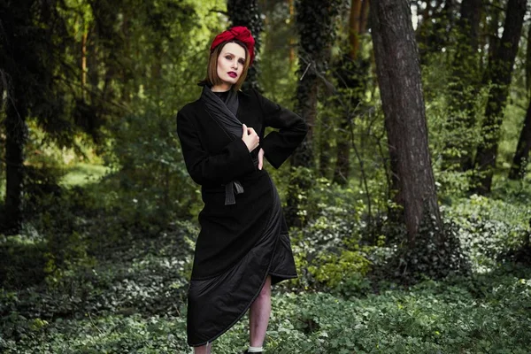 Linda Jovem Mulher Elegante Cobertura Para Cabeça Posando Livre — Fotografia de Stock