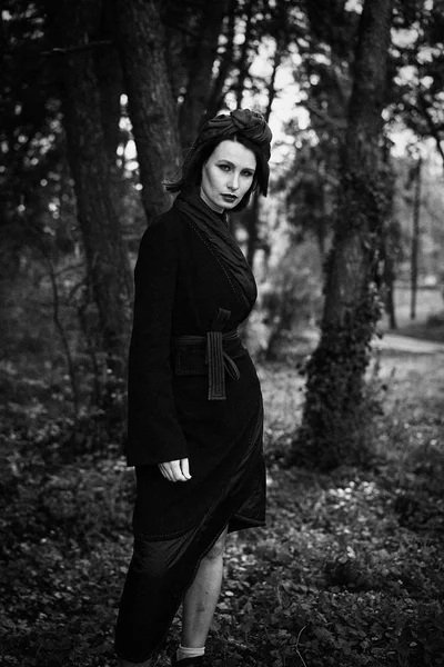 zarif headdress açık havada poz içinde muhteşem genç kadının siyah beyaz fotoğraf 