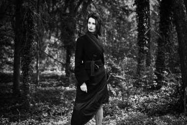 zarif headdress açık havada poz içinde muhteşem genç kadının siyah beyaz fotoğraf 