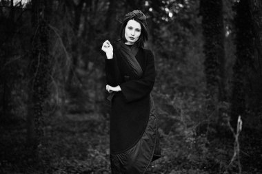 zarif headdress açık havada poz içinde muhteşem genç kadının siyah beyaz fotoğraf 