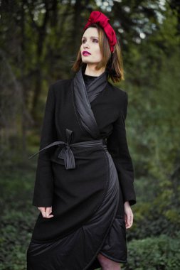 Zarif headdress açık havada poz içinde muhteşem bir genç kadın 