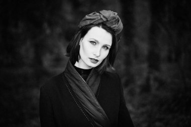 zarif headdress açık havada poz içinde muhteşem genç kadının siyah beyaz fotoğraf 