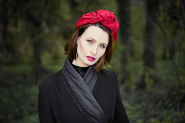 Zarif headdress açık havada poz içinde muhteşem bir genç kadın 