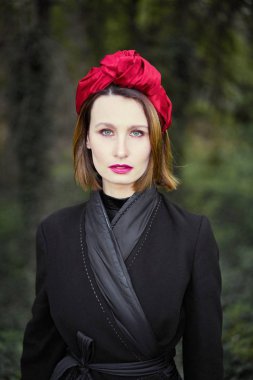 Zarif headdress açık havada poz içinde muhteşem bir genç kadın 