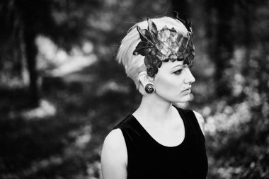 zarif headdress açık havada poz içinde muhteşem genç kadının siyah beyaz fotoğraf 