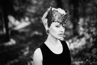 zarif headdress açık havada poz içinde muhteşem genç kadının siyah beyaz fotoğraf 