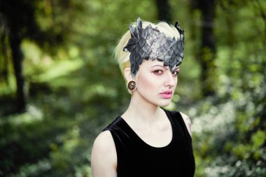 Zarif headdress açık havada poz içinde muhteşem bir genç kadın 