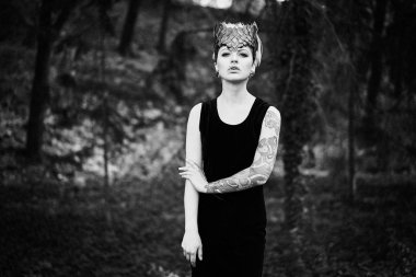 zarif headdress açık havada poz içinde muhteşem genç kadının siyah beyaz fotoğraf 