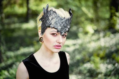 Zarif headdress açık havada poz içinde muhteşem bir genç kadın 