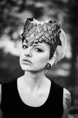 zarif headdress açık havada poz içinde muhteşem genç kadının siyah beyaz fotoğraf 