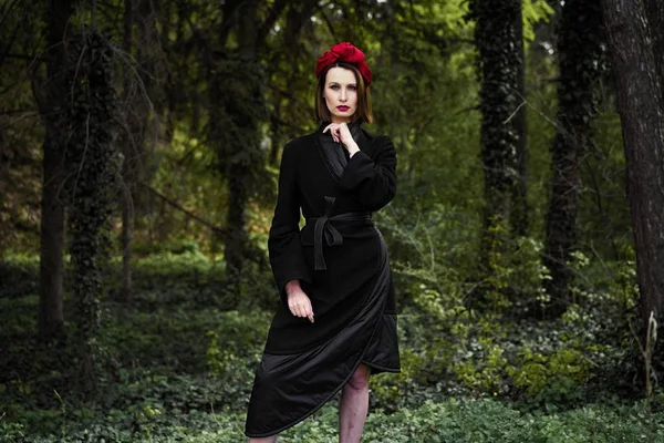 Superbe Jeune Femme Dans Une Coiffure Élégante Posant Extérieur — Photo