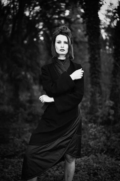 Photo Noir Blanc Magnifique Jeune Femme Dans Une Coiffure Élégante — Photo