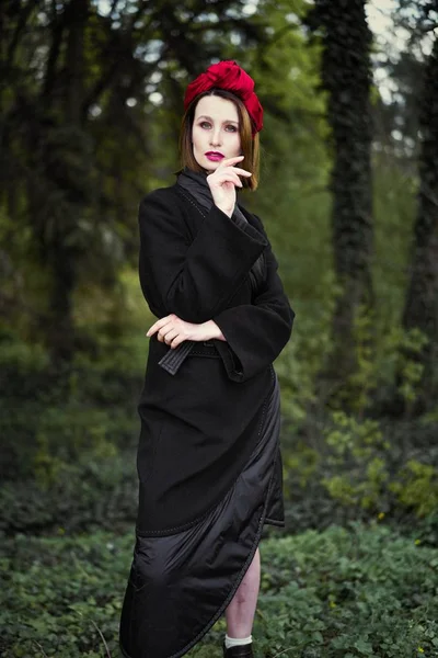 Zarif headdress açık havada poz içinde muhteşem bir genç kadın 