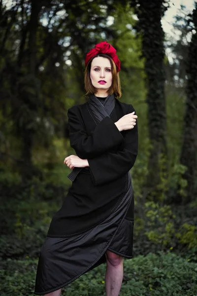 Zarif headdress açık havada poz içinde muhteşem bir genç kadın 