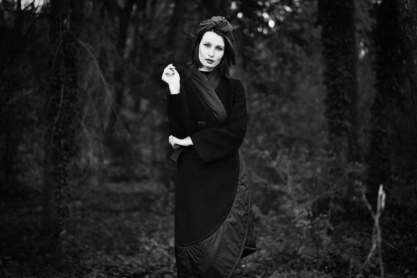 Black White Photo Gorgeous Young Woman Elegant Headdress Posing Outdoors — Stock Photo, Image