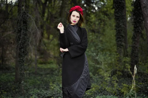 Zarif headdress açık havada poz içinde muhteşem bir genç kadın 