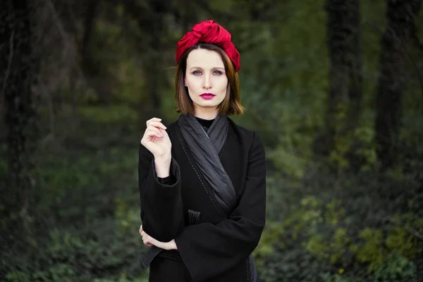 Gorgeous Young Woman Elegant Headdress Posing Outdoors — Stock Photo, Image