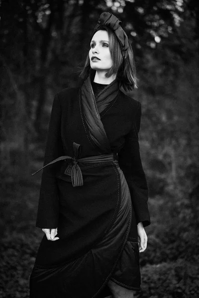Zwart Wit Foto Van Prachtige Jonge Vrouw Elegante Hoofdtooi Poseren — Stockfoto