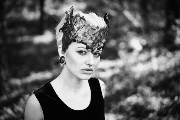 zarif headdress açık havada poz içinde muhteşem genç kadının siyah beyaz fotoğraf 