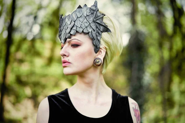 Zarif headdress açık havada poz içinde muhteşem bir genç kadın 